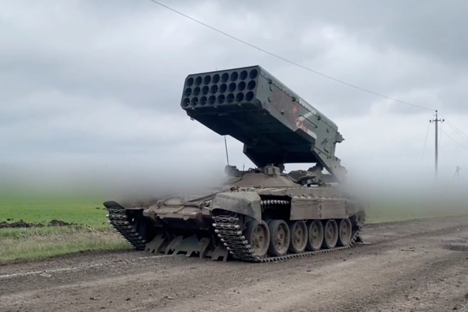 Bislang setzen die Russen auf den "Flammenwerfer-Panzer" TOS-1A "Sonnenglut". Doch das System hat sich anfällig für ukrainische Drohnen-Angriffe gezeigt.