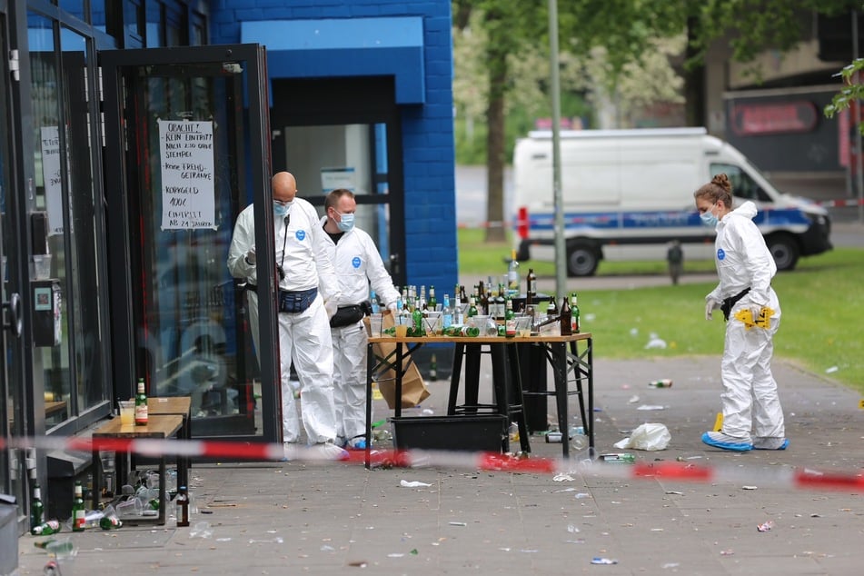 Polizei und Spurensicherung im Einsatz.
