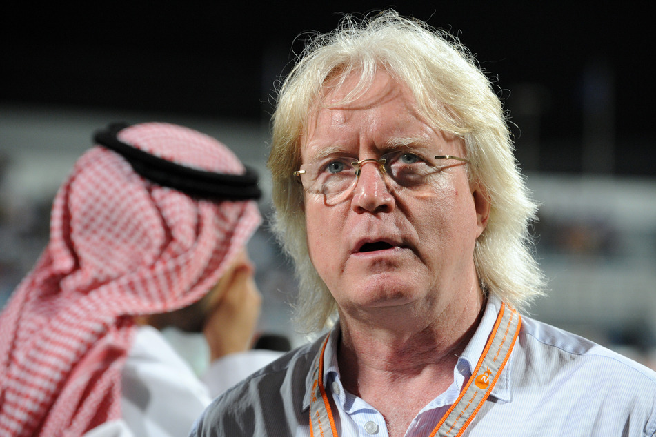 Als Trainer der Vereinigte Arabischen Emirate traf Schäfer im Juni 2009 im Al-Maktoum Stadium in Dubai auf Deutschland.