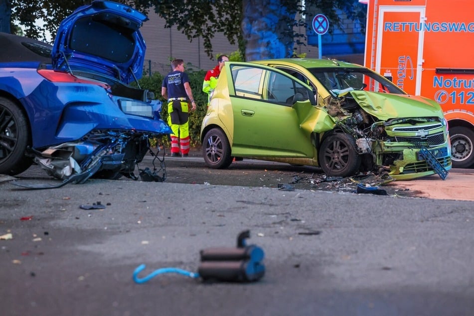 Sowohl der Chevrolet Sparks als auch der BMW M40i wurden bei dem Unfall auf der Schlagbaumer Straße schwer beschädigt.