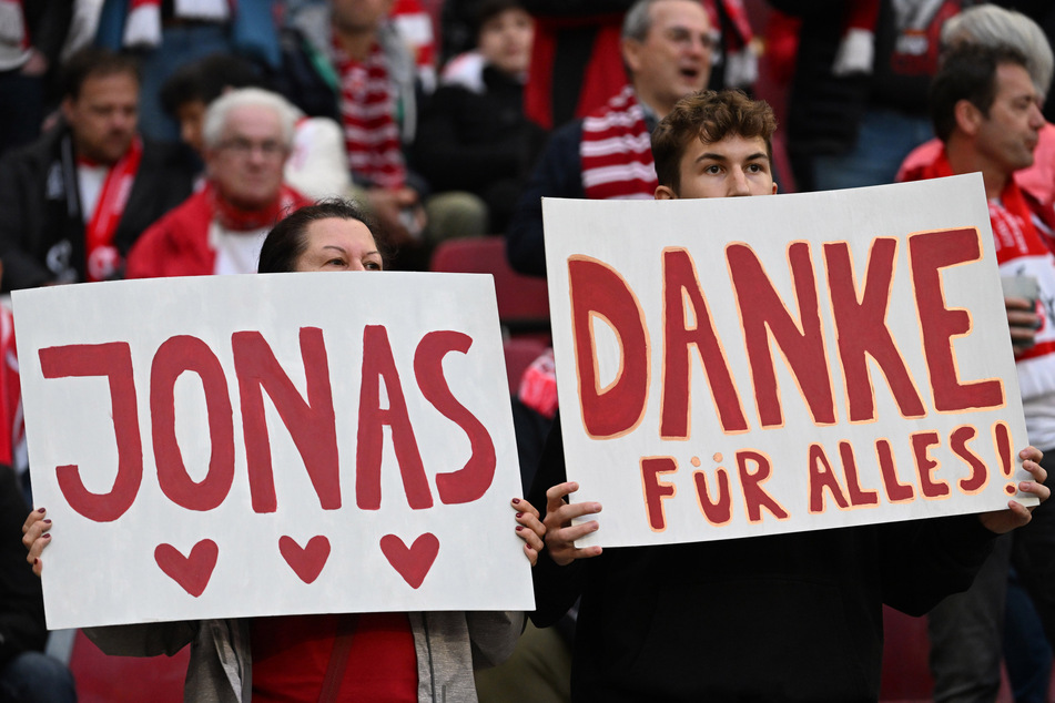Seine Fans bedankten sich beim Spiel gegen Hertha BSC bei Jonas Hector.