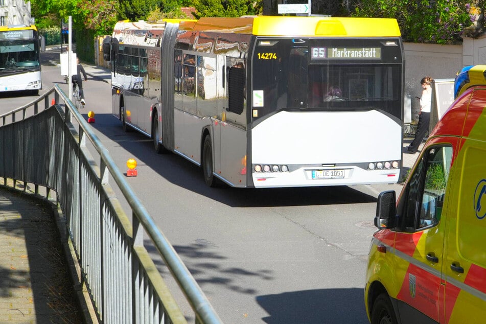 Oma mit Krückstock stürzt gegen Bus: LVB-Fahrer bricht Dienst ab