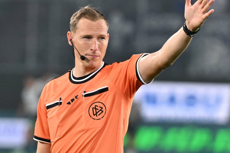 Schiedsrichter Martin Petersen (41) pfeift das Bundesliga-Duell zwischen dem SC Paderborn und dem HSV.