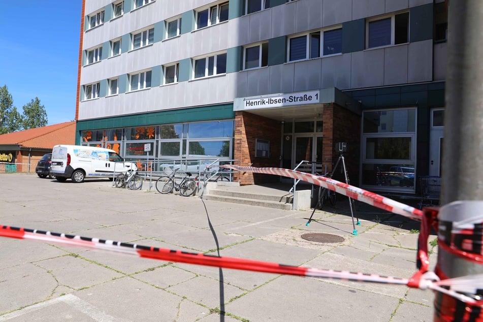 Der Tatort wurde von der Polizei vor dem Mehrfamilienhaus in der Henrik-Ibsen-Straße weiträumig abgesperrt.