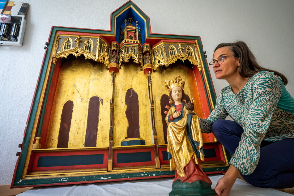 Diplom-Restauratorin Anne-Kathrin Läßig ist aktuell mit der Restaurierung eines Altarretabels von 1420 beschäftigt.