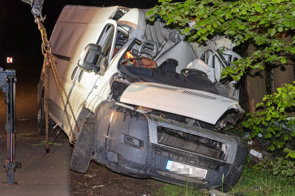 Der Transporter krachte mit hoher Geschwindigkeit gegen einen Baum.