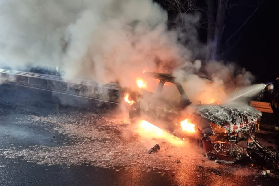 Schwerer Frontal-Crash: Skoda brennt aus, drei Schwerverletzte im Krankenhaus
