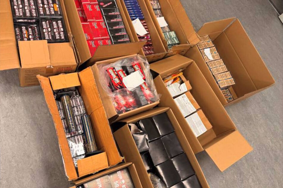 Die Beamten haben mehrere Kartons mit illegaler Pyrotechnik sichergestellt.