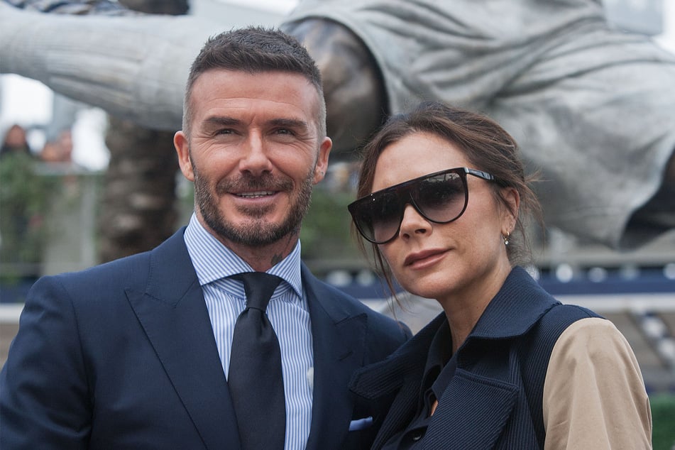 David (50) und Victoria Beckham (51) sind Gerüchten zufolge mit ihrem Sohn und dessen Frau zerstritten.