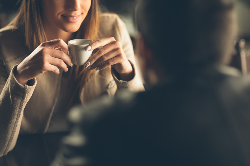 Auf ein Date im Cafe treffen, fällt für Singles derzeit leider flach.