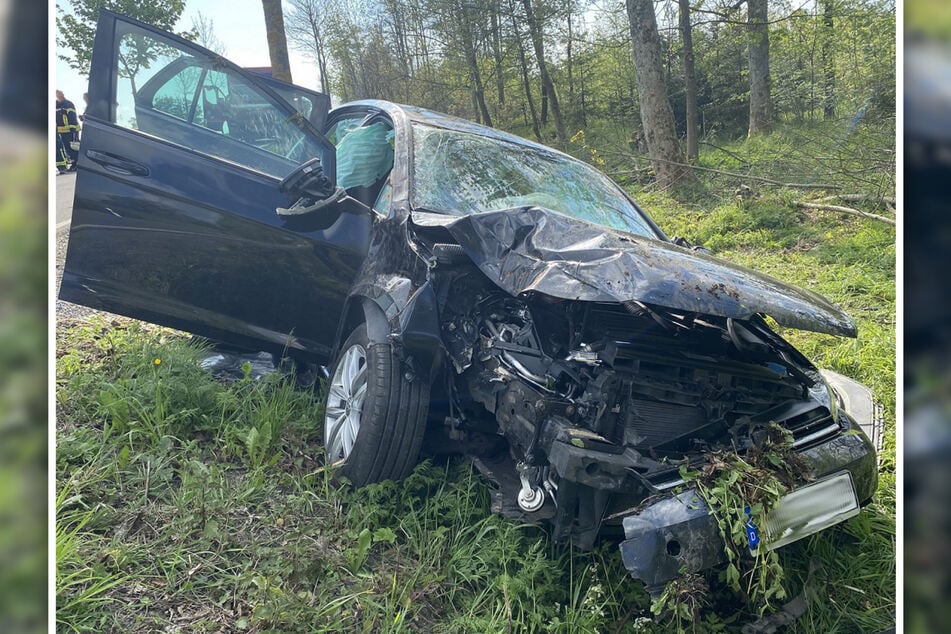 Im Harz war ein VW gegen einen Leitpfosten und dann gegen einen Baum gefahren.