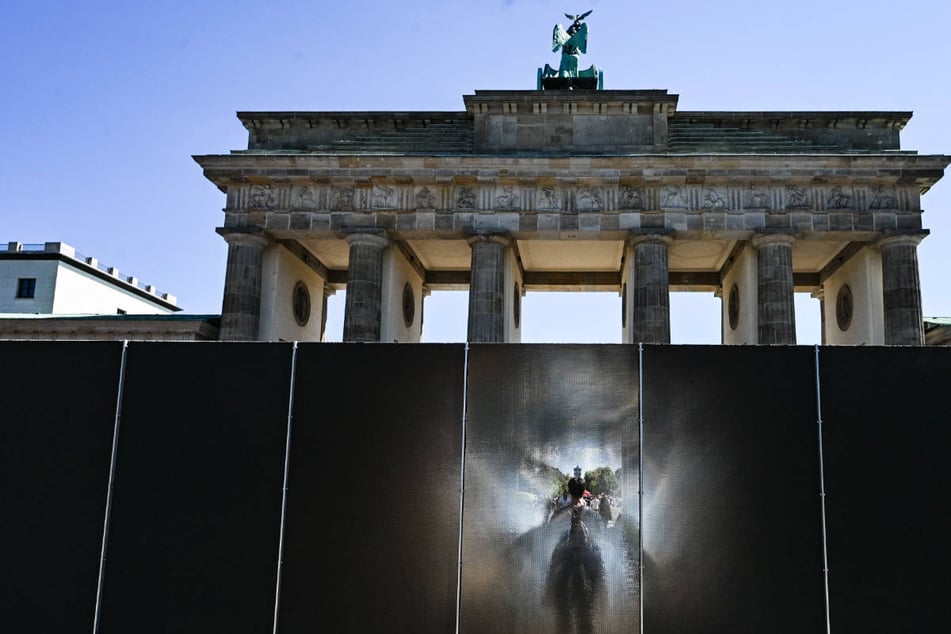 Berlin: Berlin baut die Mauer am Brandenburger Tor wieder auf