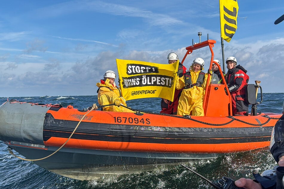 Am heutigen Mittwoch haben Greenpeace-Aktivisten auf der Ostsee vor Rostock/Warnemünde gegen den russischen Rohölexport protestiert.