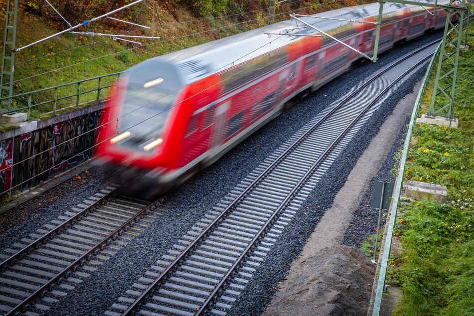 Zug erfasst Auto bei Jena: Zahlreiche Verspätungen