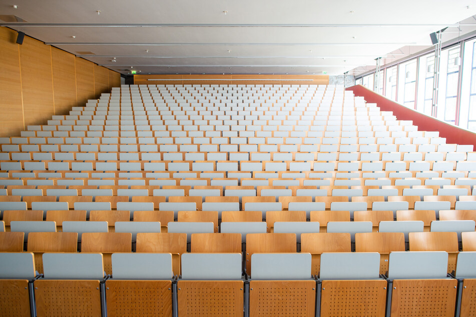 Bald sitzen wieder Studierende in den Hörsälen: Die Universitäten in Sachsen-Anhalt bereiten sich auf einen Präsenzbetrieb im Wintersemester 2021/22 vor.