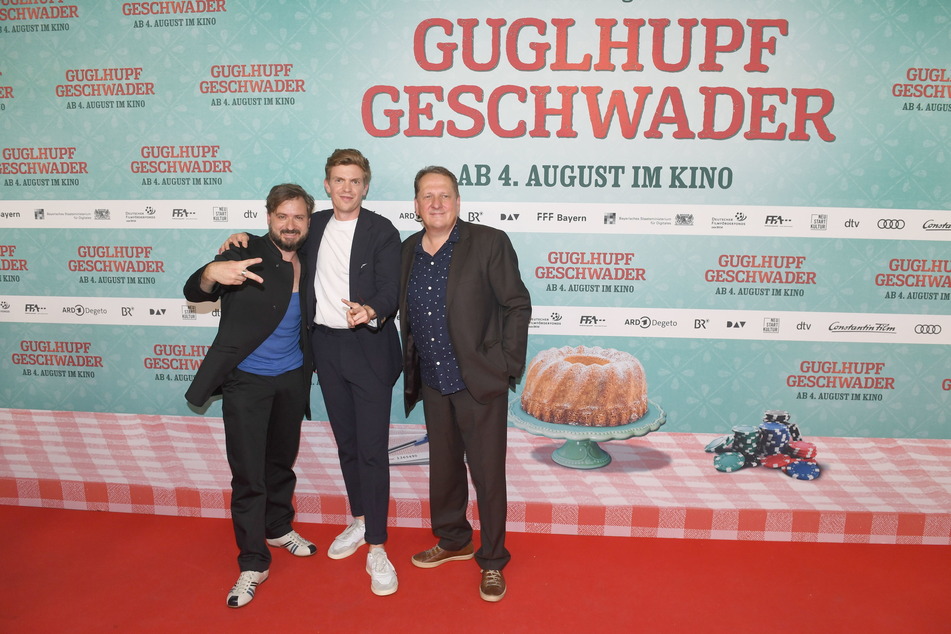 Die Schauspieler Daniel Christensen (43, v.l.), Ferdinand Hofer (29) und Thomas Kügel (63) freuen sich auf die Premiere des "Guglhupfgeschwader".