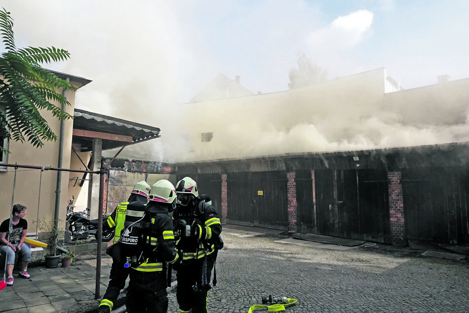 Im dichten Rauch kämpfte die Feuerwehr um das angrenzende Wohnhaus.