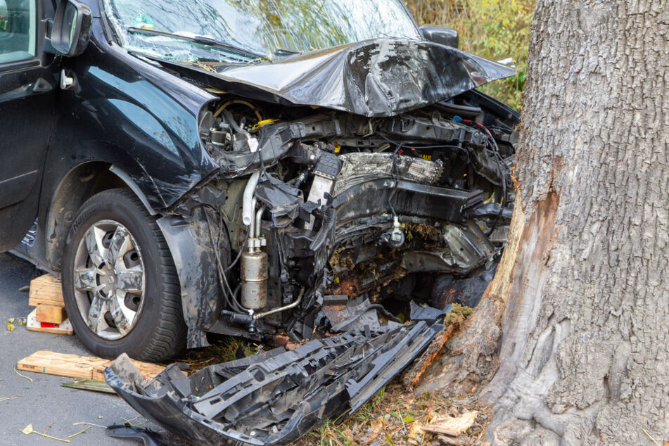 Der Renault wurde im vorderen Bereich stark beschädigt.