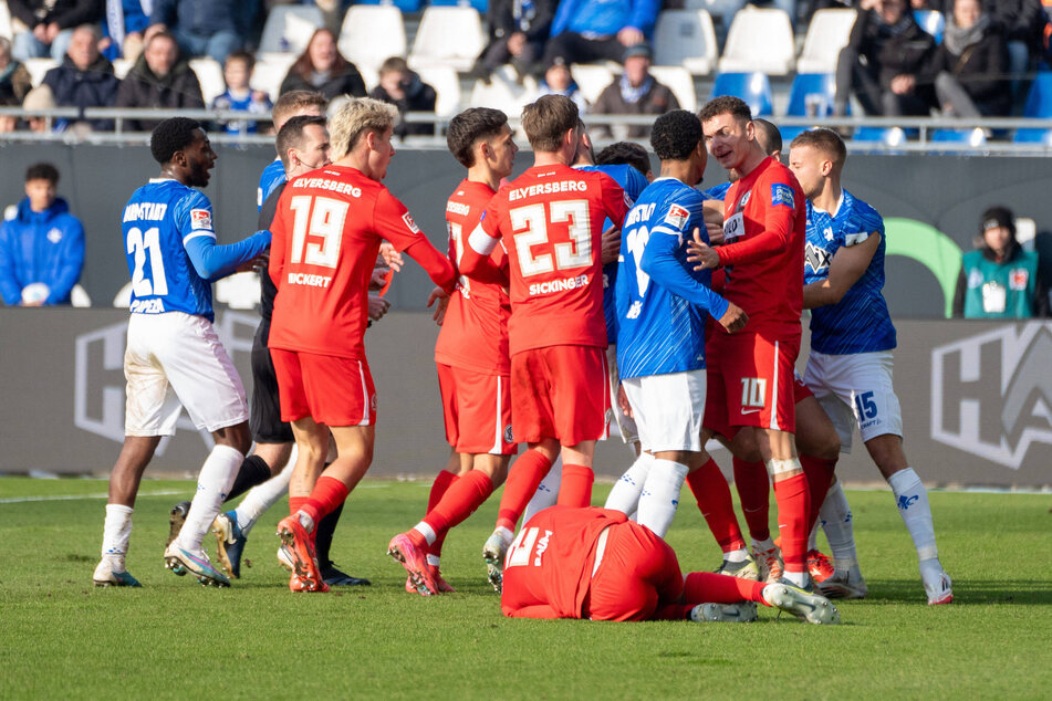 Elias Baum lag noch auf dem Boden, als sich Fabian Nürnberger (Nr. 15) gleich den nächsten Elversberger vorknöpfen wollte.