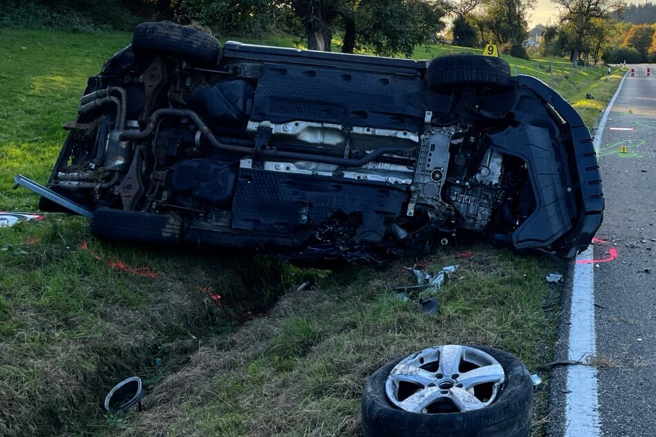 Beide Autofahrer wurden bei dem Unfall schwer verletzt und in ihren Autos eingeklemmt.