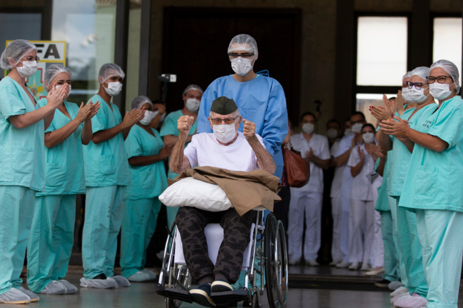 Ermando Armelindo Piveta, ein 99-jähriger Kriegsveteran, wird aus dem Armeekrankenhaus entlassen.