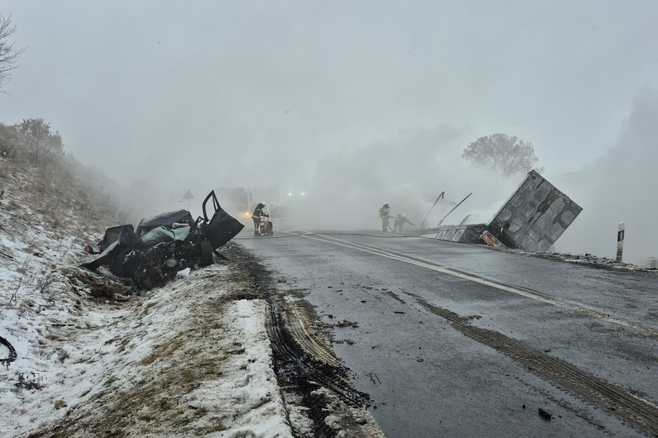 Der Autofahrer erlitt bei dem Unfall so schwere Verletzungen, dass er noch vor Ort starb.