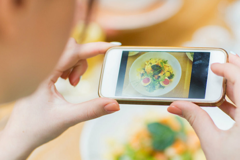 Essen da und Handy raus: Influencer können mit ihren Schnappschüssen gut Geld verdienen.