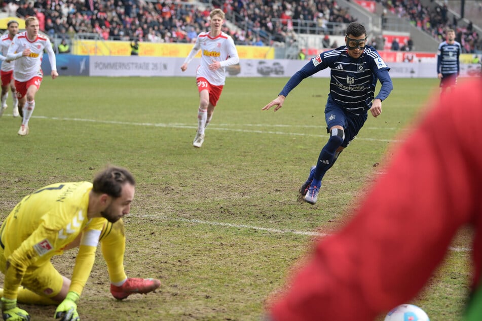 HSV-Stürmer Davie Selke (r.) scheitert vom Punkt an Jahn-Keeper Felix Gebhardt (vorne). Das zweite Duell entschied der Angreifer später aber für sich.