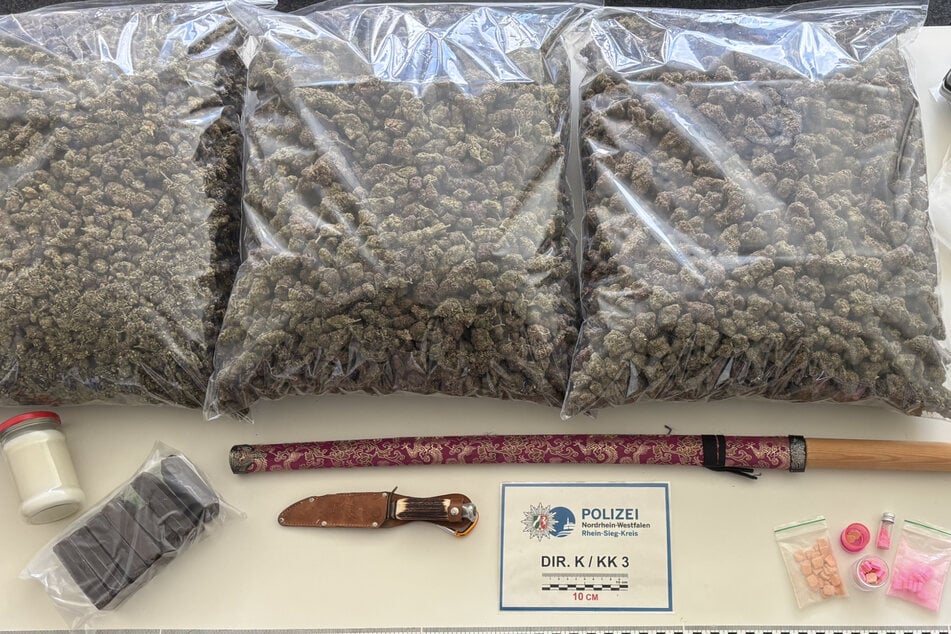 Hausdurchsuchung nach Tipp: Polizei stellt mehrere Kilo Gras, weitere Drogen und Waffen sicher