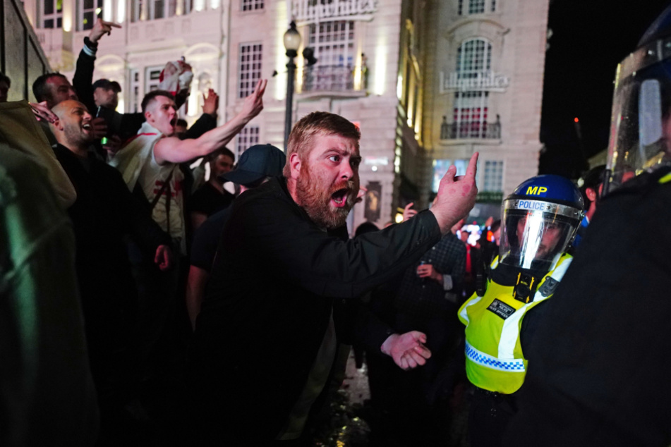 Aufgebrachte England-Fans beschimpfen die Polizei nach der Final-Niederlage gegen Italien in der Londoner Innenstadt.