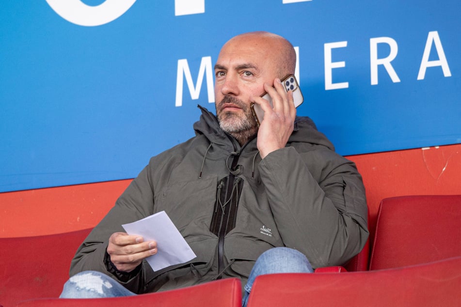 Cottbus' Kaderplaner Maniyel Nergiz (42) zauberte am Deadline Day zwei Neue aus dem Hut. (Archivbild)