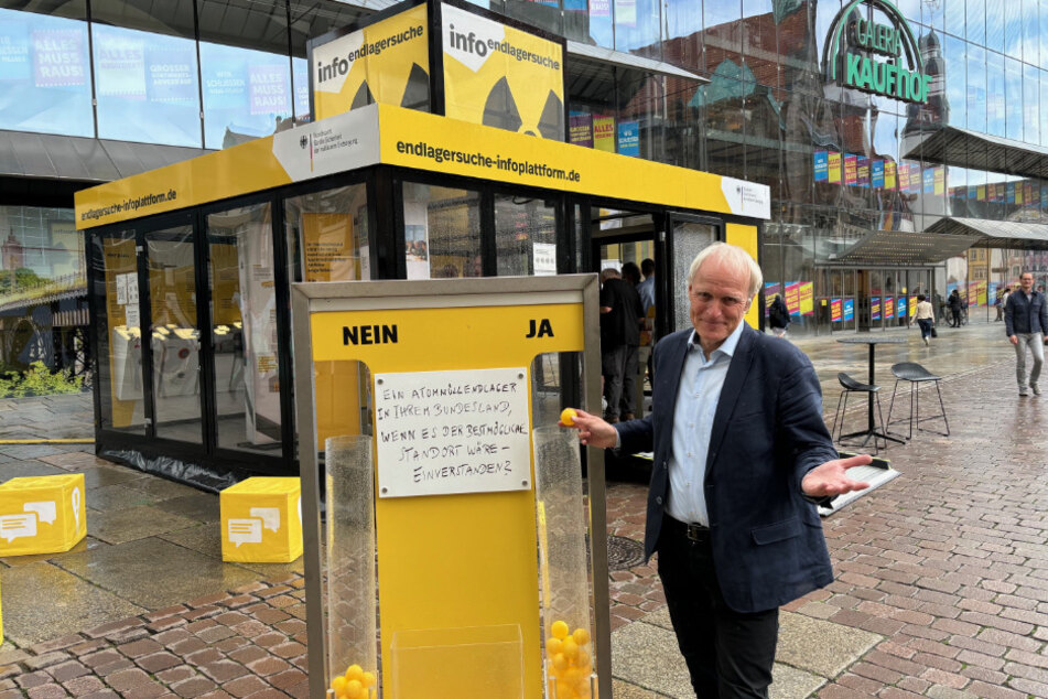 Ein Infomobil zur Atommüll-Endlagerung steht noch am Dienstag in Chemnitz. Grünen-Abgeordneter Bernhard Herrmann (58) würde sich einem fachlichen Votum für Sachsen beugen.