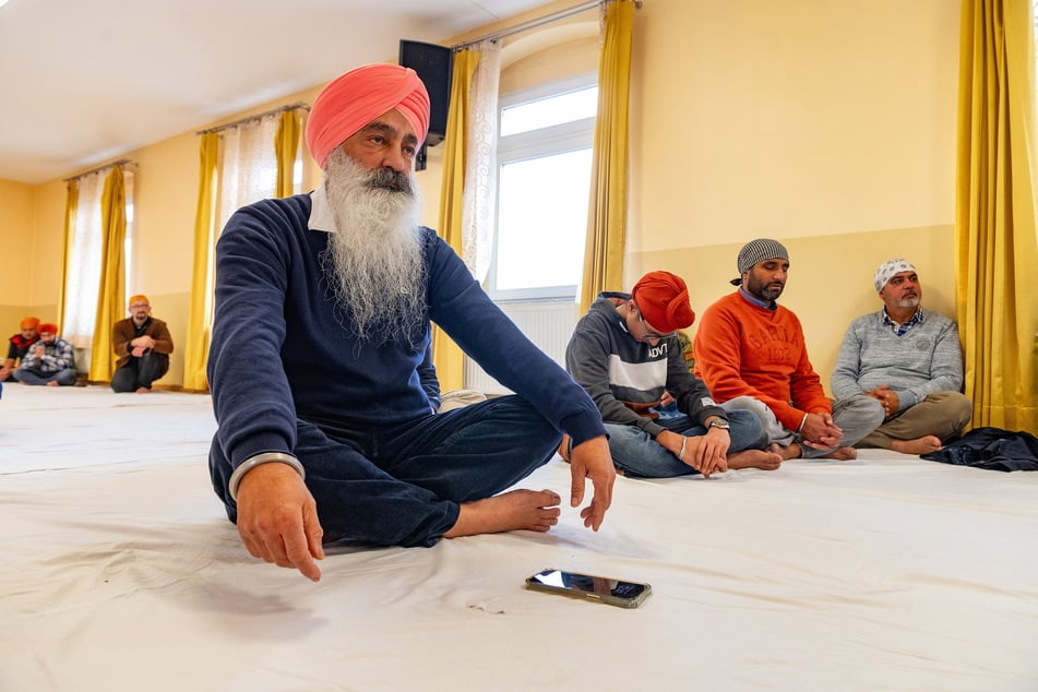 Baljeet Singh Bhullar (58) ist eines der fünf Gründungsmitglieder der Dresdner Sikh-Gemeinde. Hier zu sehen im Gebetsraum, in dem man sich auch nur für ein paar Minuten aufhalten darf.