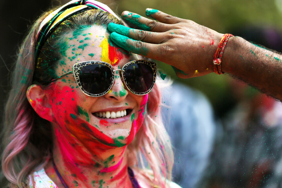Eine Frau nimmt an der Feier des Holi-Festes in Yangon (Myanmar) teil.