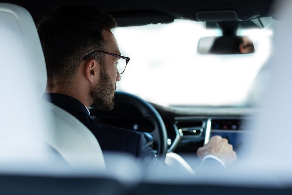 Für manche Menschen ist eine Brille beim Autofahren unerlässlich. Doch wie sieht es aus, wenn man durch die Brille nicht nur besser sehen, sondern auch Filme schauen, Spiele spielen und Nachrichten empfangen kann? (Symbolfoto)