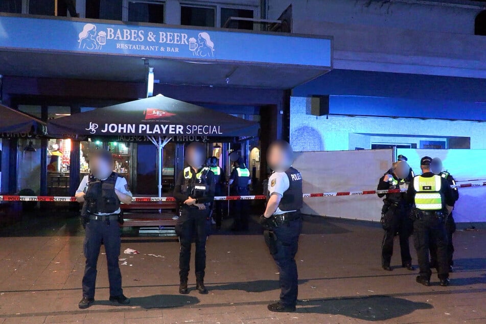 Die Polizisten konnten zwei mögliche Tatverdächtige vor Ort vorläufig festnehmen.