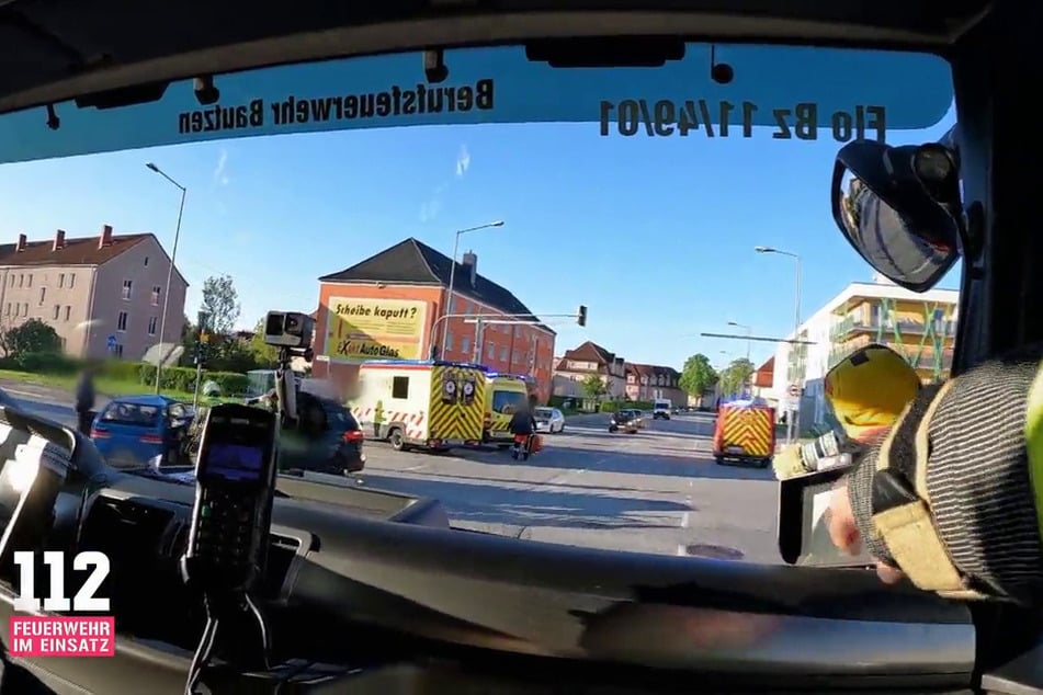 Die Feuerwehr trifft am 26. April 2025 am Einsatzort in Bautzen ein.