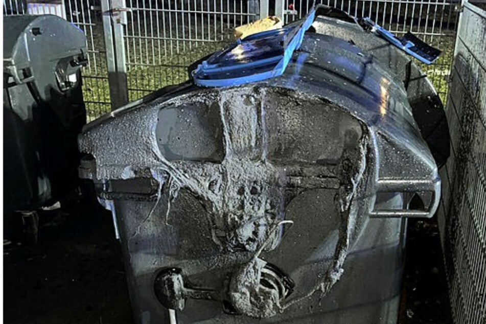 Mehrere Mülltonnen brennen in Erfurt: Polizei sucht Feuerteufel