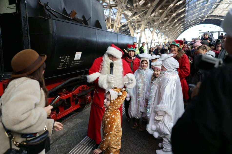 Der Weihnachtsmann kam am Samstag in Leipzig an.