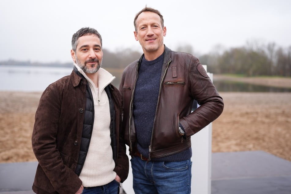 Schauspieler Wotan Wilke Möhring (58, r.) und Denis Moschitto (48, l.) am Set am Eichbaumsee während der Dreharbeiten der NDR "Tatort"-Doppelfolge 2024.