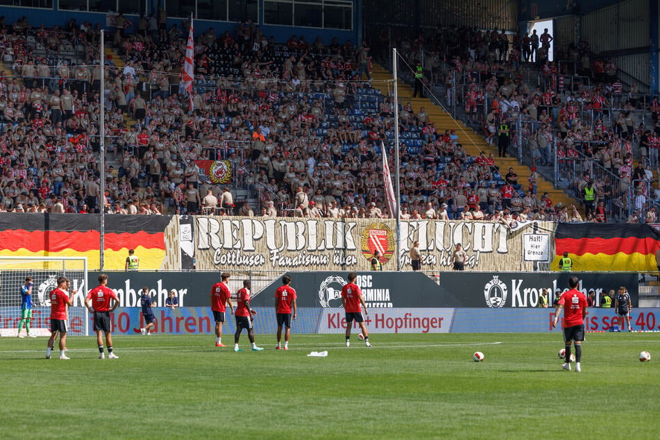Schon weit vor Spielbeginn prangt das Banner "Republik Flucht" vor dem Cottbuser Auswärtsblock.