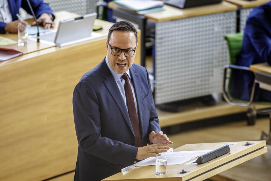 Sachsens Wirtschaftsminister Dirk Panter (51, SPD) hat alle Schulabgänger im Freistaat gebeten, sich über eine Ausbildung zu informieren. (Archivbild)