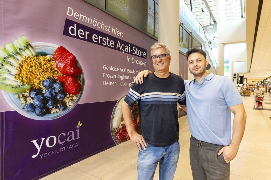 Felipe Medeiros mit seinem Stiefvater Olaf Banderob Medeiros vor dem zukünftigen "YOÇAI"-Store.