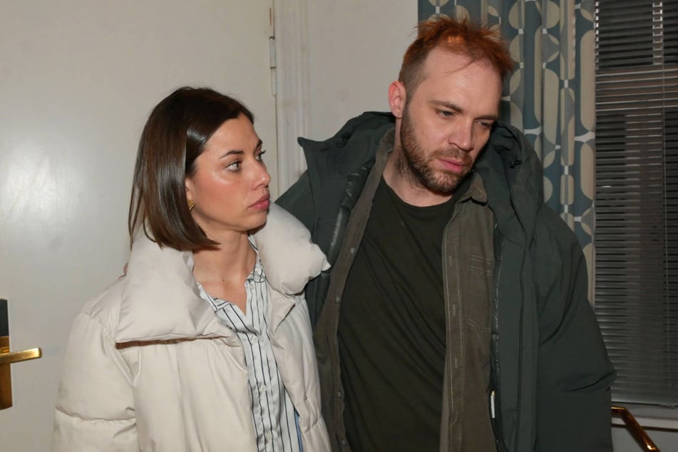 Matilda hat Mitleid mit dem vollkommen derangierten Erik und bringt ihn zum Ausnüchtern ins Hotel.