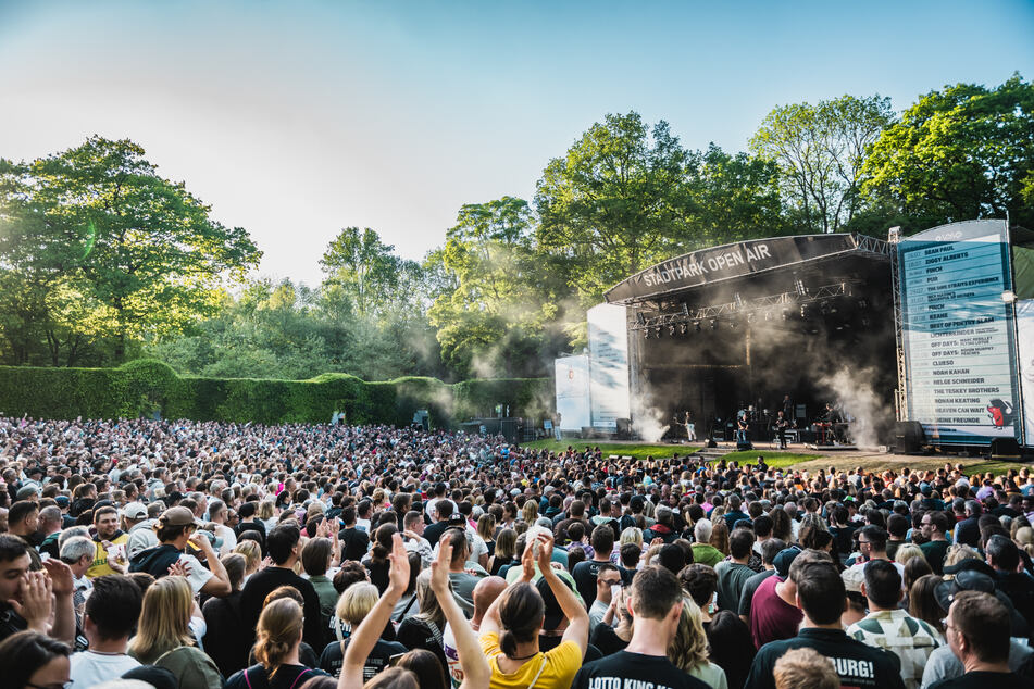 Ausgelassene Stimmung beim ersten (und ausverkauften) Konzert des Stadtpark Open Airs 2024.