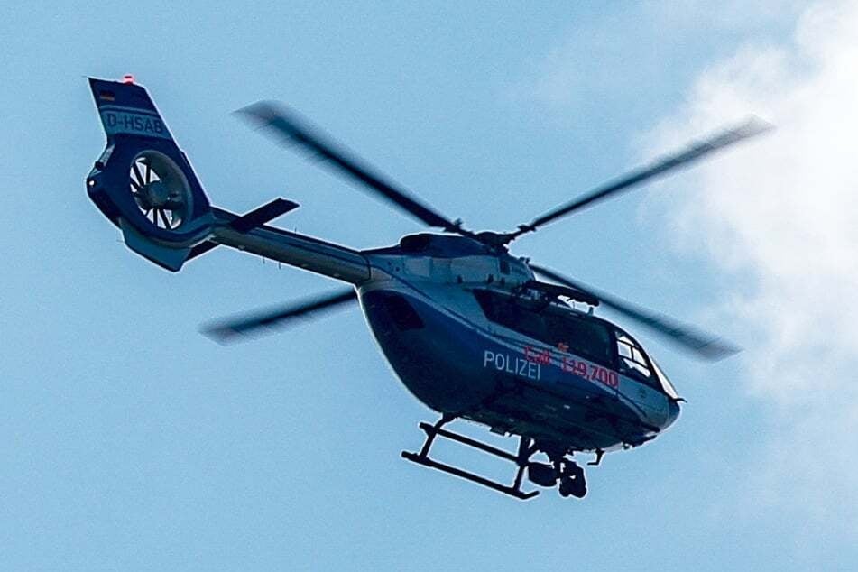 Unter anderem suchen die Beamten mit einem Hubschrauber nach den flüchtigen Einbrechern. (Symbolbild)