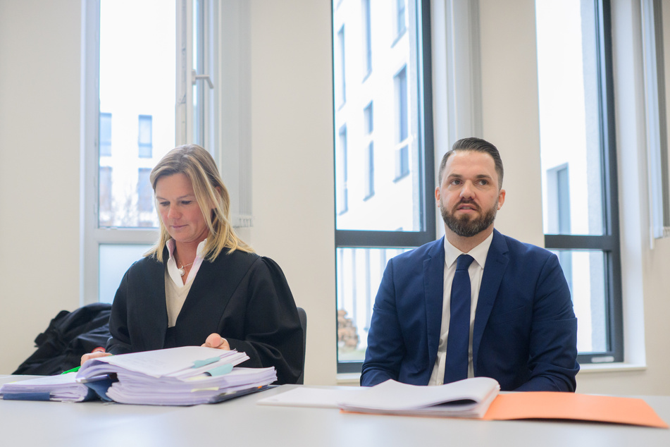 Marcel Litfin (36, parteilos) neben seiner Anwältin Sarah Spiegelberg während der Verhandlung im Verwaltungsgericht Hannover.