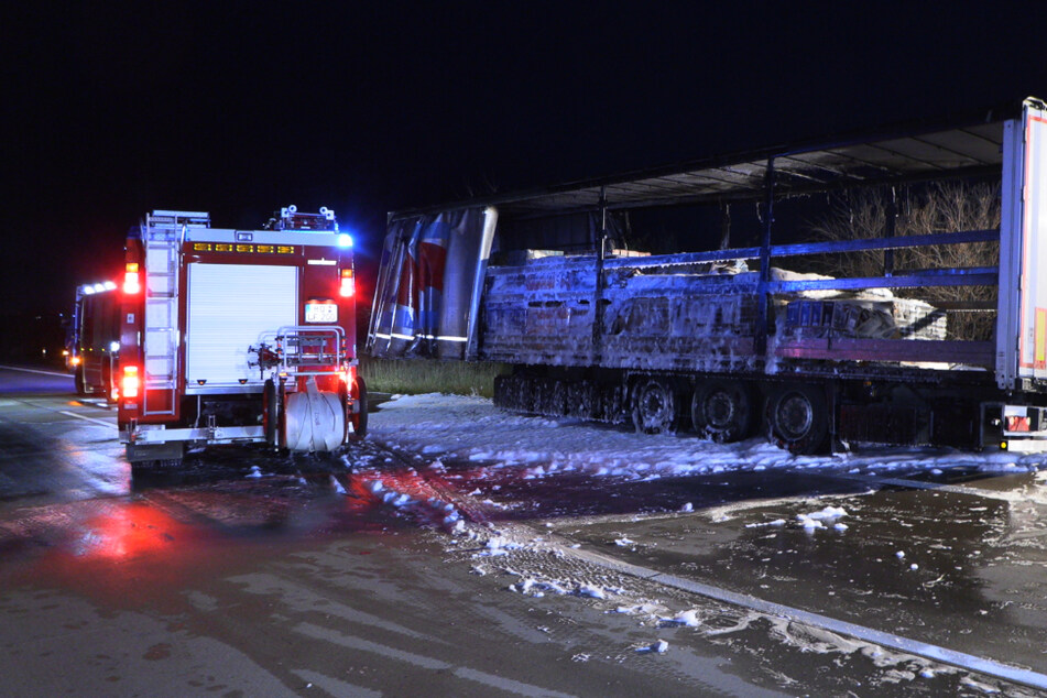 Auf der A38 bei Merseburg brannte am Montagmorgen ein Sattelzug.