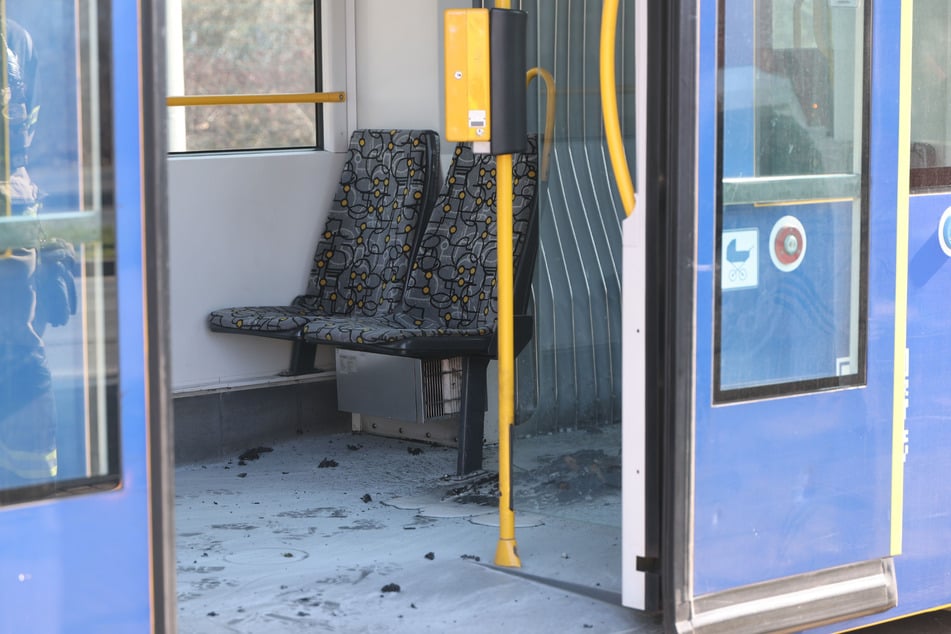 Der Täter stieg in die Straßenbahn, mit der seine Frau zur Arbeit fuhr, überkippte sie mit Benzin und zündet sie an.