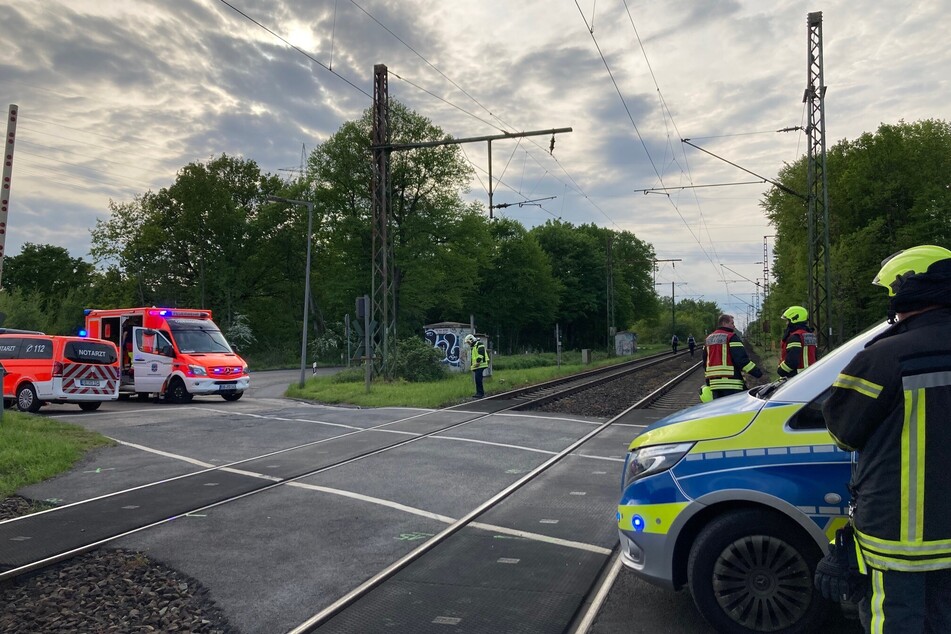 An einem Bahnübergang in Oberhausen ist ein Mann schwer verletzt worden.
